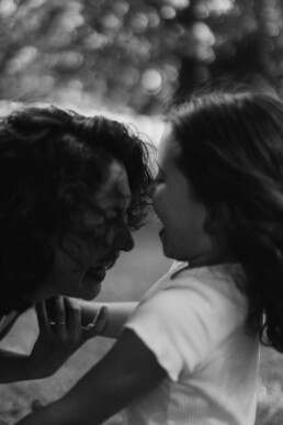 mom and daughter bnw bnwportrait familiefotografie gezinshoot